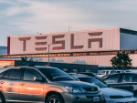 Fabrica y coches de Tesla.