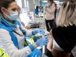 Mujer recibe la tercera dosis en Madrid