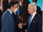 Pedro Sánchez conversa con Joe Biden en la cumbre del G-20 en octubre.