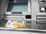 Billetes de euros en un cajero del banco