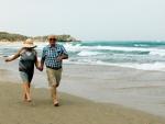 Una pareja de jubilados en una playa