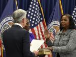 Powell (espaldas) coge juramento a la gobernadora Lisa Cook.