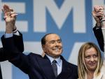 Silvio Berlusconi junto a Giorgia Meloni en un acto electoral.