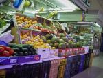 Un estante de hortalizas y frutas en el Mercado Municipal de Pacífico, a 6 de agosto de 2022, en Madrid (España).