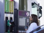 Una mujer paga en una gasolinera autoservicio