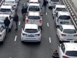 Los taxistas madrileños paran la Castellana contra la "precarización, especulación y acumulación"