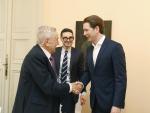Soros, padre (i) e hijo (c), saludan al exprimer ministro austríaco.