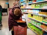 Una mujer realiza la compra en el supermercado