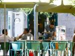Un camarero trabaja en una terraza de Madrid durante la época estival.