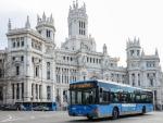Autobús de EMT frente al palacio de Cibeles, sede del Ayuntamiento de Madrid