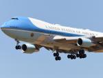 El avión Air Force One del presidente de EEUU, Joe Biden, maniobra para aterrizar.