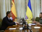 Sánchez conversa con el presidente ucraniano Volodímir Zelensky el mes pasado.