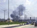 El humo se eleva desde el cruce de Erez durante el asalto a los asentamientos israelíes por parte de militantes de la milicia Ezz Al-Din Al Qassam