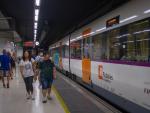 viajeros_lado_tren_andenes_estacion_sants_septiembre_2022_barcelona