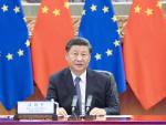 Xi Jinping con las banderas de Europa y China tras su encuentro con Ursula Von der Leyen