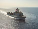 Un barco de guerra de la marina de EEUU navega por el Mar Rojo.