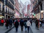 Cientos de personas, con compras, en la calle comercial de Preciados, a 7 de enero de 2022, en Madrid (España).