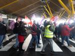 Varios trabajadores de handling de Iberia protestan en el día que comienza su huelga,