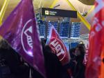 Manifestantes de UGT durante el último día de la huelga del servicio de handling de Iberia