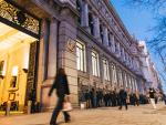 Varias personas hacen cola para contratar Letras del Tesoro, en el Banco de España.