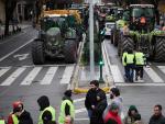Agricultores y tractores en una manifestación por el centro de Pamplona durante la tercera jornada de protestas de los ganaderos