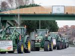 Tractores vuelven hacia Brunete en la carretera M-503 durante la cuarta jornada de protestas de los ganaderos y agricultores