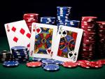 Cartas y fichas del juego del póquer