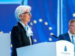 Christine Lagarde, presidenta del BCE, junto al jefe de prensa del banco central.