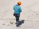Un obrero durante la construcción de una obra, a 10 de mayo de 2023, en Madrid (España)