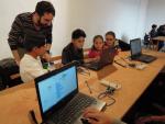 Una veintena de niños y jóvenes de La Palma aprenden nociones básicas de robótica y programación