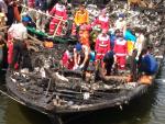 Los servicios de emergencias buscan cuerpos en el ferry incendiado cerca de Jakarta
