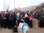 Un grupo de personas esperan la llegada de un convoy de ayuda humanitaria en el pueblo asediado de Madaya