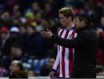 Simeone habla con Torres durante un partido del Atlético / Getty Images