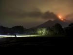 El volcán Fuego de Guatemala lanza flujos piroclásticos y nubes de ceniza