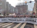 Miles de personas se manifiestan en Bilbao para pedir el fin de la dispersión de los presos de ETA