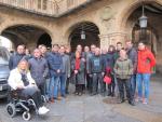 Entidades políticas, sindicales y sociales celebran la retirada del medallón de Franco de la Plaza Mayor de Salamanca
