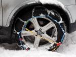 Imagen de un neumático equipado con unas cadenas de nieve