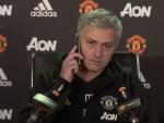 Mourinho atiende una llamada al móvil de un periodista durante una rueda de prensa