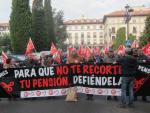 Los jubilados de UGT regalan carbón a Rajoy por ser "un niño malo" y haber "engañado y mentido" sobre las pensiones