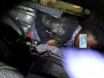 La Guardia Civil rescata en la frontera de Ceuta a dos migrantes de dobles fondos en un coche robado en Barcelona