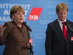German Chancellor Angela Merkel (L) addresses a pr