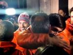 Los bomberos se abrazan con sus compañeros tras ser liberados