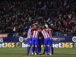 Los jugadores del Atlético celebran uno de los goles al Eibar