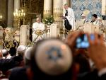 El papa condena la violencia en nombre de Dios en su primera visita a la sinagoga de Roma