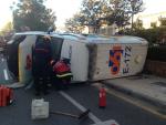 Una ambulancia vuelca sin heridos tras una colisión con un turismo en Málaga