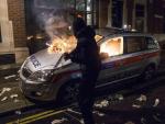 Los disturbios terminaron con un coche de policía ardiendo en las calles de Londres