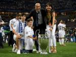 Zidane posa junto a su familia con la Undécima Champions League blanca.