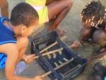 Unos niños de Cabo Verde fabrican el futbolín más modesto / Youtube
