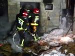 Dos vacas muertas y 25 rollos de hierba afectados en el incendio de un pajar en San Felices de Buelna