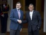 Rajoy pasa revista a la actualidad latinoamericana con el presidente Correa